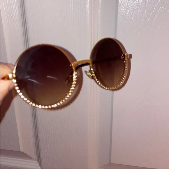 Elegant Embroidered Women's Jacket and sunglasses for !!trade!! - Picture 2 of 2